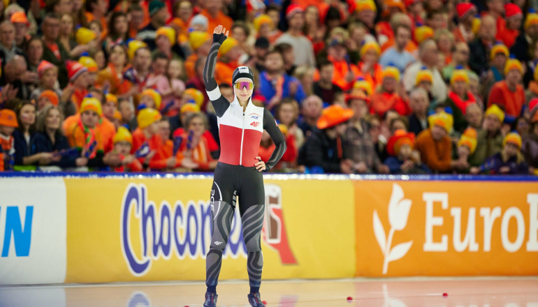 łyżwiarka szybka na lodzie