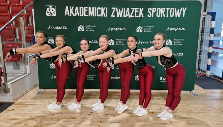 pozujące gimnastyczki