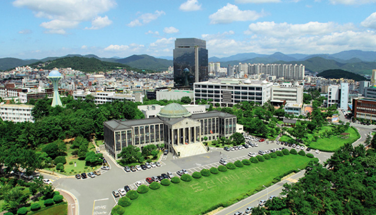 Główny budynek Narodowego Uniwersytetu Kyungpook.