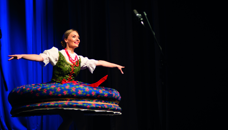 Olena Matskevich, solistka Zespołu Pieśni i Tańca SGH, podczas oberka „Cebulka”. Nagranie z tego występu zostało wysłane na konkurs CIOFF 2020 w Brazylii. FOT. LENTIL STUDIO