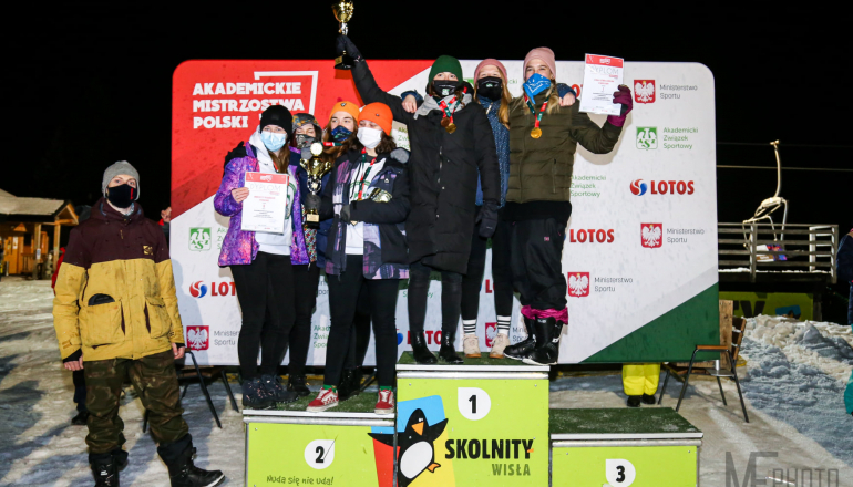 Drużyna AZS SGH wygrywa klasyfikację drużynową kobiet USP - na podium kolorowa fotografia