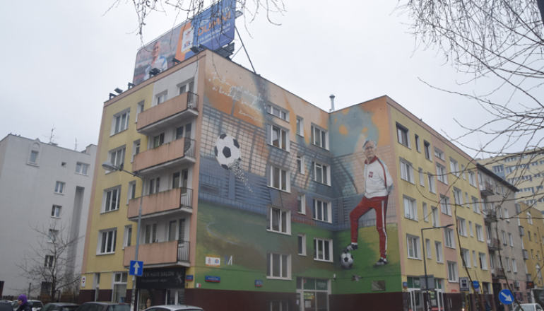 Na zdjęciu blok mieszkalny z muralem Kazimierza Górskiego