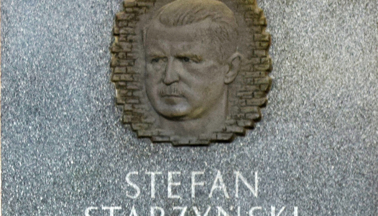 Tablica poświęcona Stefanowi Starzyńskiemu umieszczona na budynku A od ulicy Rakowieckiej.