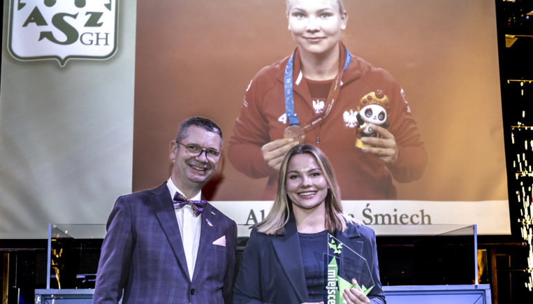  Aleksandra Śmiech odebrała z rąk rektora SGH statuetkę dla najlepszej zawodniczki AZS SGH minionego sezonu.