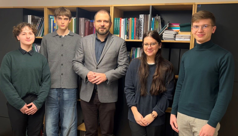 na zdjęciu Kanclerz SGH i grupa studentów, którzy przeprowadzali wywiad