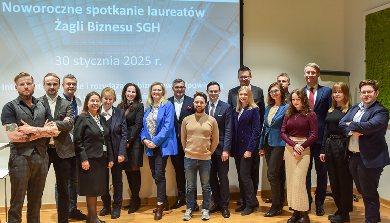 na zdjęciu: Laureaci edycji „Żagli Biznesu”, a także członkowie Kapituły Konkursu i przedstawiciele Klubu Partnerów SGH