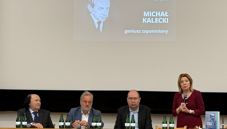 osoby siedzące za katedra podczas projekcji filmu o prof. Kaleckim