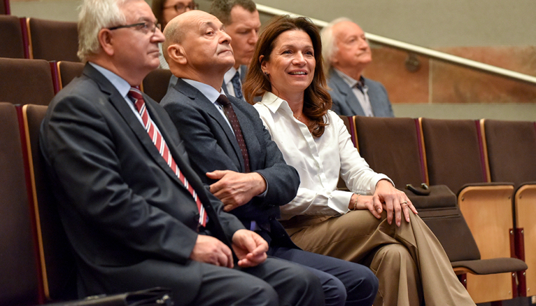 na zdjęciu: dr hab. Roman Sobiecki, dr hab. Gabriel Główka, prorektor ds. rozwoju dr hab. Dorota Niedziółka