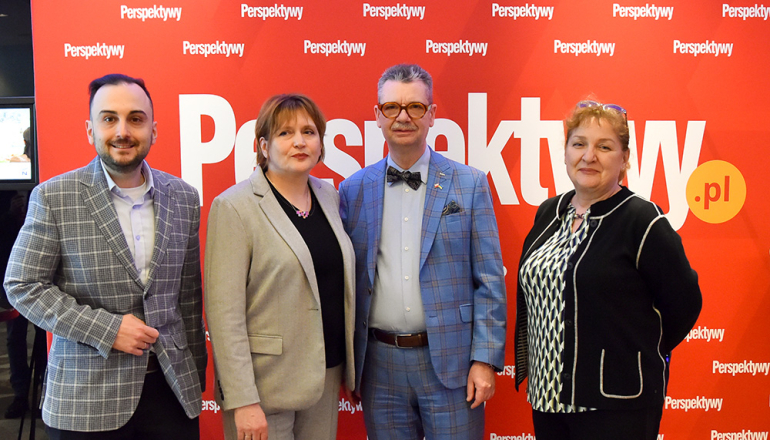 na zdjęciu: Piotr Górski – Biuro Programów MBA SGH, dr hab. Grażyna Aniszewska-Banaś – dyrektor programu CEMBA,  rektor i profesor SGH dr hab. Piotr Wachowiak, Izabella Gielnicka – Biuro Programów MBA-CEMBA
