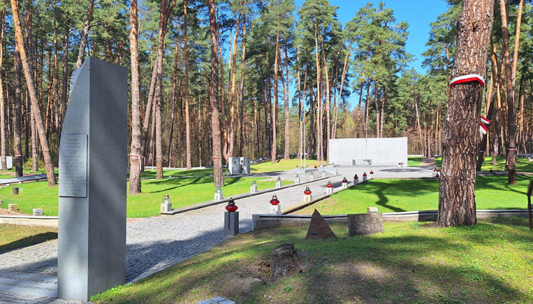 Pomnik Pamięci Obywateli Rzeczypospolitej Polskiej, Ofiar Zbrodni Katyńskiej, aresztowanych po 17 września 1939 roku przez sowieckie NKWD, zamordowanych na mocy decyzji najwyższych władz ZSRR z dnia 5 marca 1940 roku
