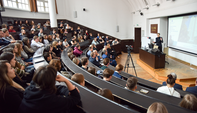 na zdjęciu aula wypełniona studentami, przemawia prof. Claudia Buch