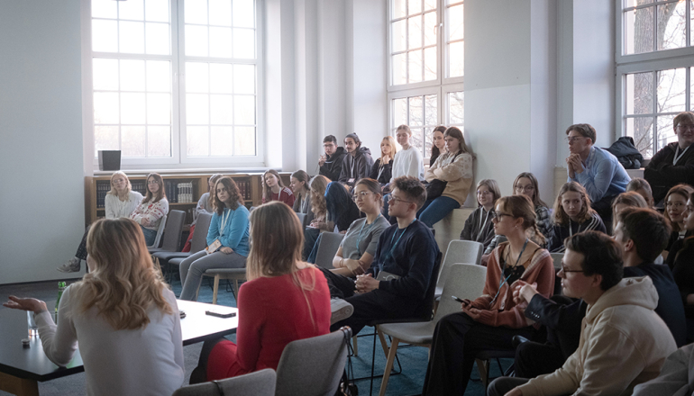 Na zdjęciu grupa osób słuchająca wykładu