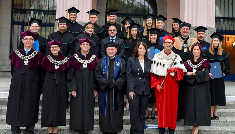 na zdjęciu uczestnicy obchodów 30-lecia programu CEMBA przed budynkiem głównym SGH