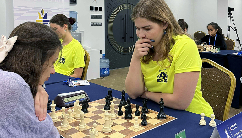 Kobieta przy stole z rozłożonymi szachami