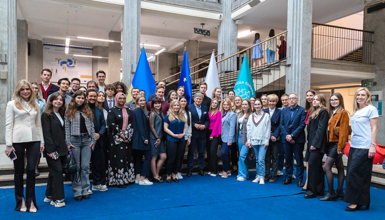 grupa pozujących ludzi podczas CIVICA Ambassadors Forum