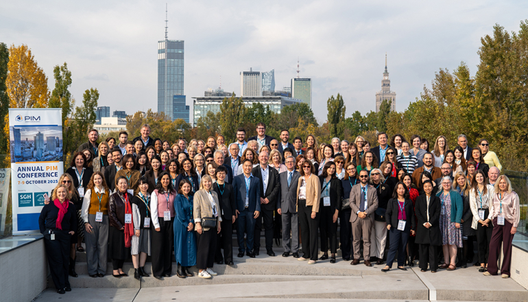 ludzie na dachu budynku S na tle centrum Warszawy