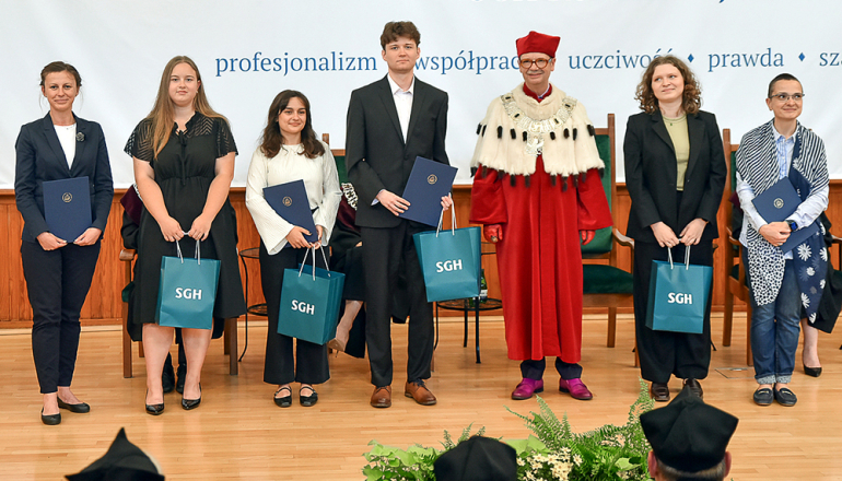 Sześć osób z nagrodami w towarzystwie Rektora SGH w oficjalnym stroju