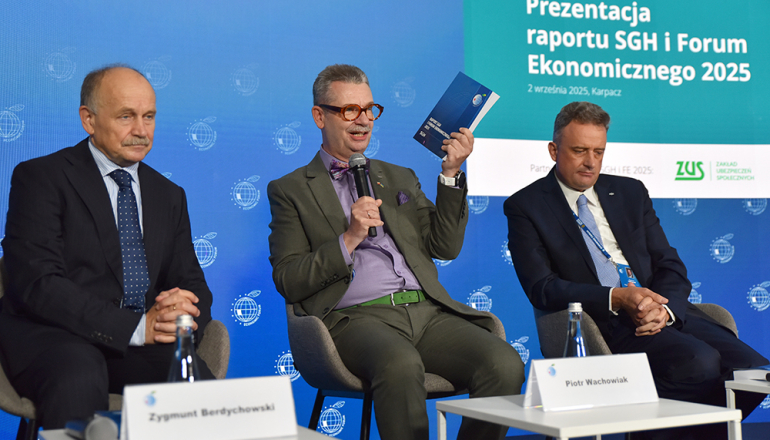 3 mężczyzn prezentujących raport