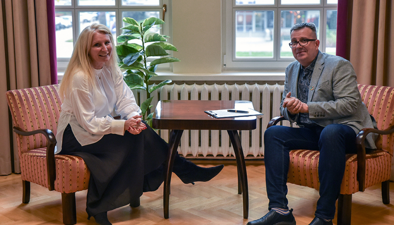 Kobieta i mężczyzna siedzący przy stoliku