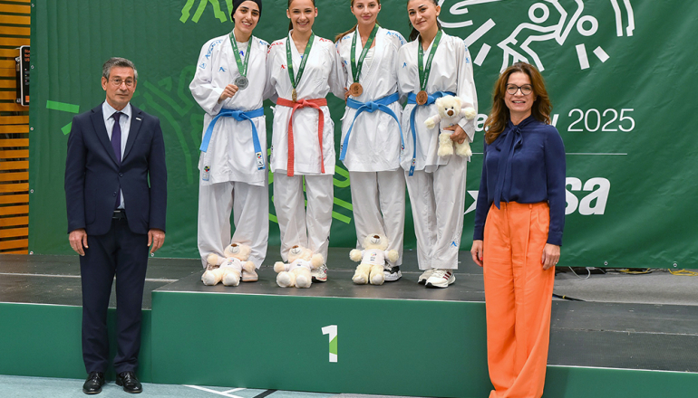 Pamiątkowe zdjęcie z dekoracji medalistek karate