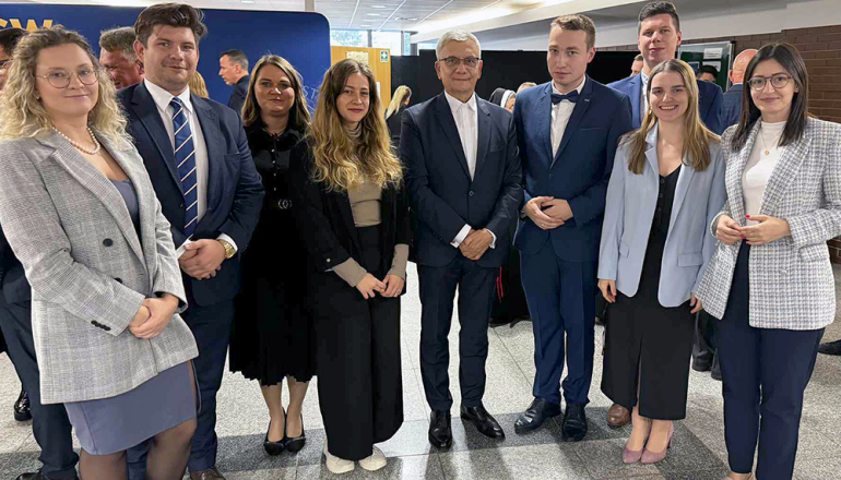 na zdjęciu 9 pozujących osób 