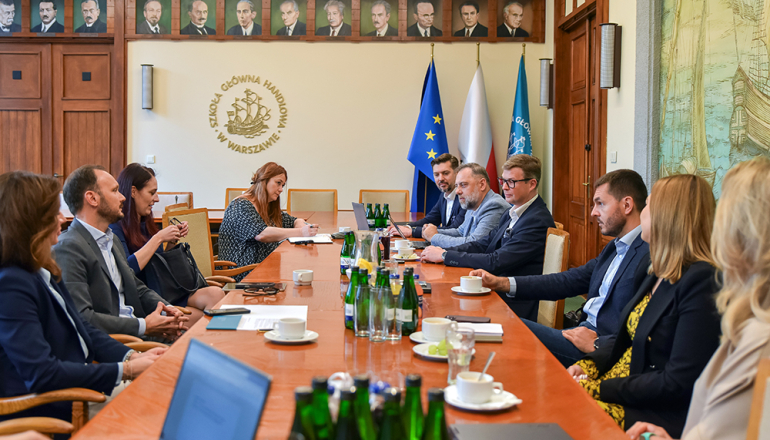 uczestnicy śniadania w sali senatu