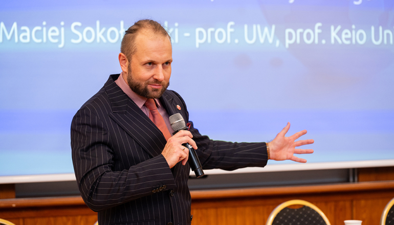 na zdjęciu mężczyzna prowadzący wykład