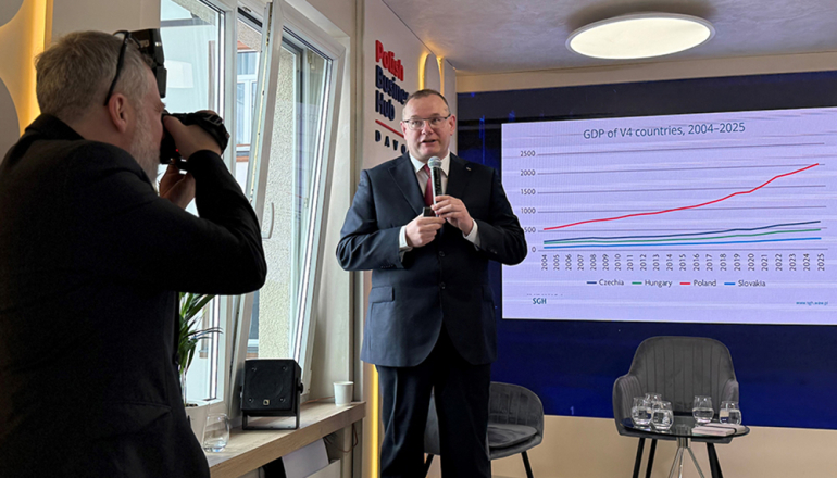 Na zdjęciu prof. Kowalski podczas prezentacji oraz kamerzysta