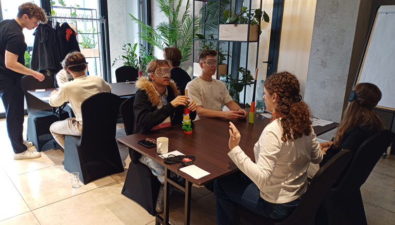 osoby siedzące przy stolikach