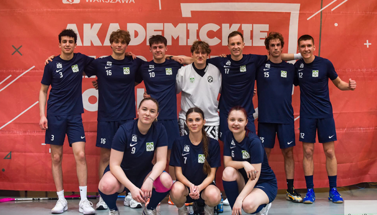 grupa ludzi pozujących do zdjęcia w strojach sportowych