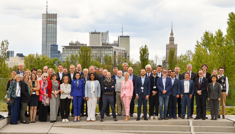Uczestnicy konferencji na dachu budynku S zdjęcie grupowe