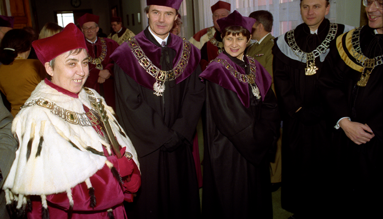 na zdjęciu władze SGH w latach 1993–1999) w togach