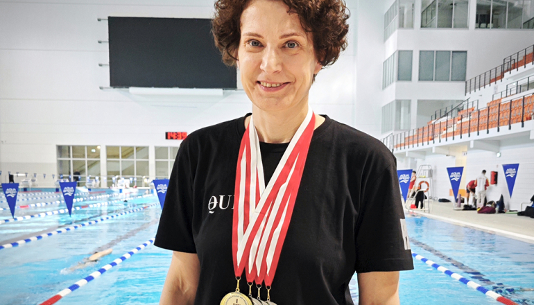 na zdjęciu Jana Pieriegud z medalami na szyi