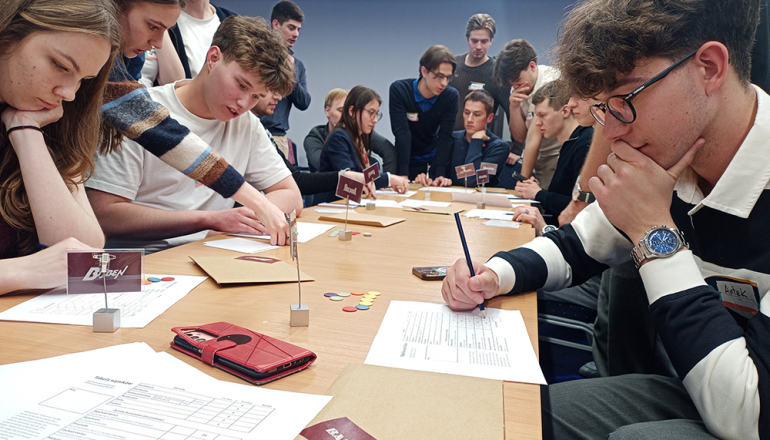 grupa studentów rozwiązująca zadania
