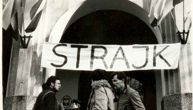 archiwalne zdjęcie transparentu z napisem strajk zawieszonego na fasadzie budynku