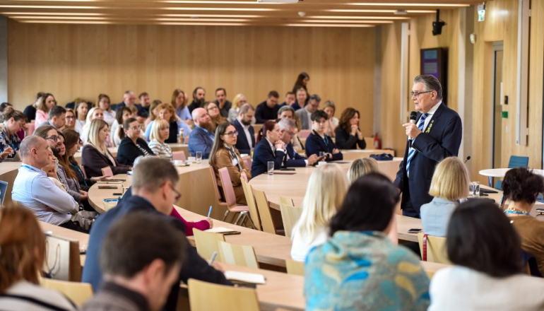 duża liczba osób na sali podczas konferencji