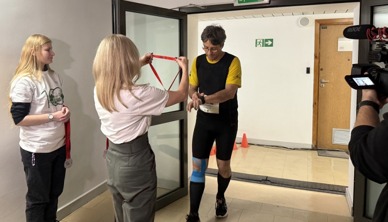 na zdjęciu meta biegu po schodach