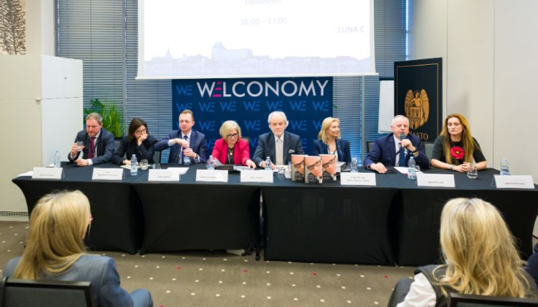 kilku ekspertów dyskutuje na panelu