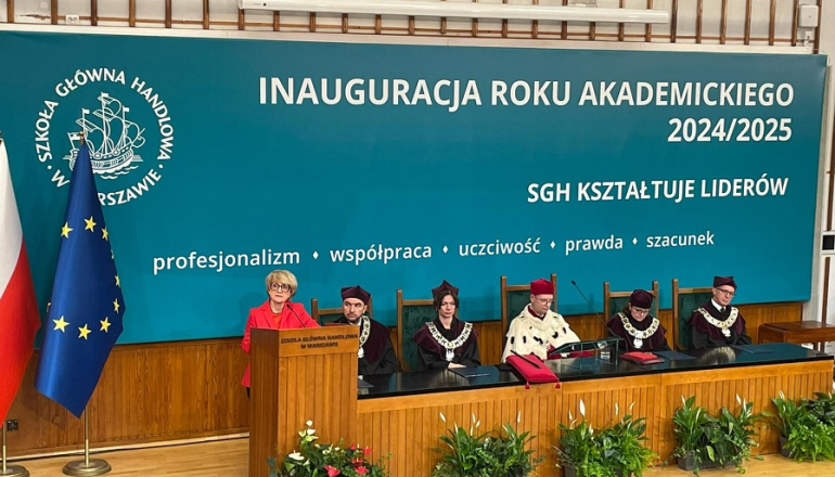 kobieta przemawia na katedrze podczas inauguracji roku akademickiego