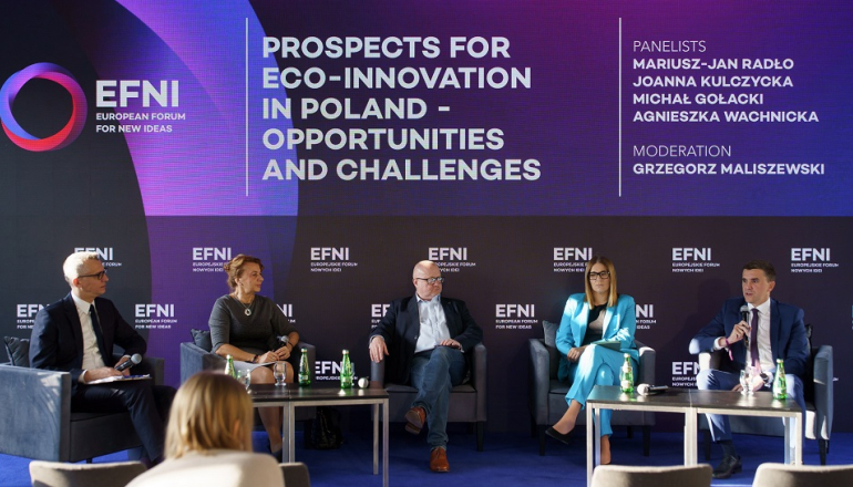 na zdjęciu paneliści reprezentujący raport na EFNI. Fot. organizatorzy