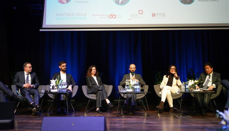 kilka osób rozmawia na panelu