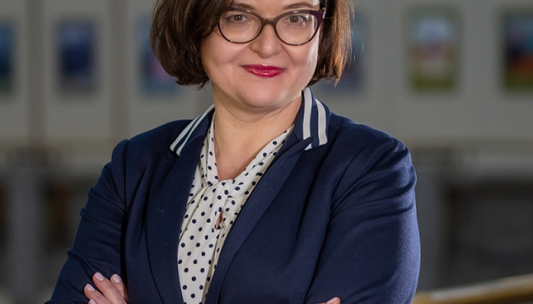 zdjecie usmiechniętej kobiety w okularach