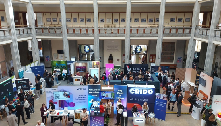 zrobione z góry zdjęcie kilku stoisk podczas targów pracy