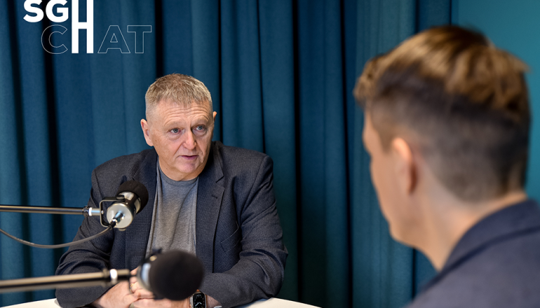 dwóch mężczyzn rozmawiających przy mikrofonie