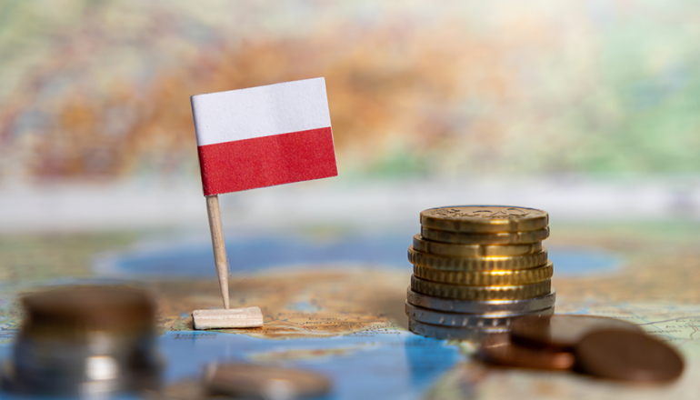 na tle mapy flaga polska i monety ułożone w stos