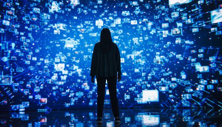 kobieta stojąca przed ekranami świetlnymi