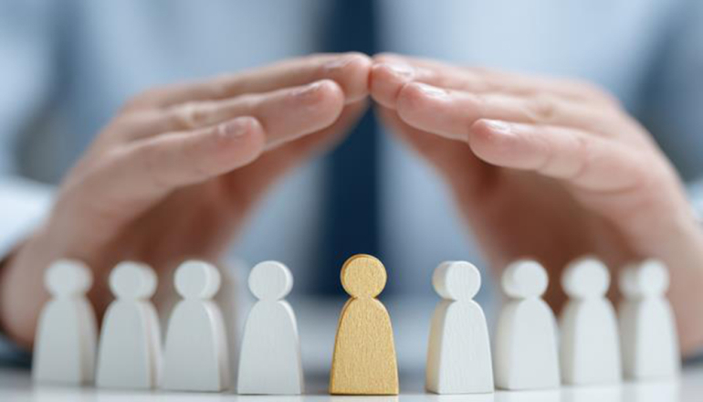 ręce ochraniające figurki ludzi