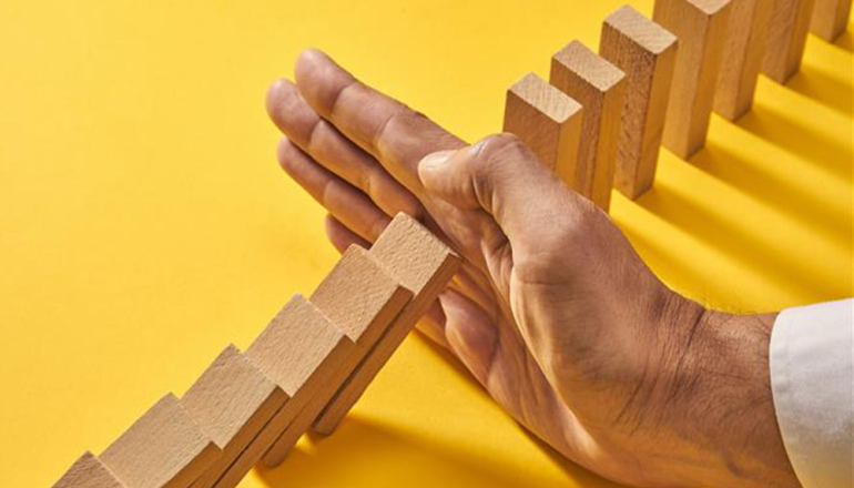 upadające klocki domina