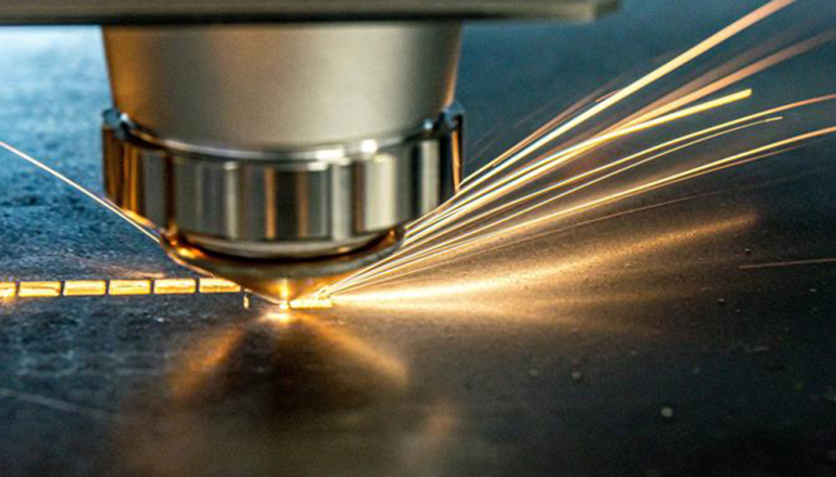 na zdjęciu urządzenie laserowe tnące metal