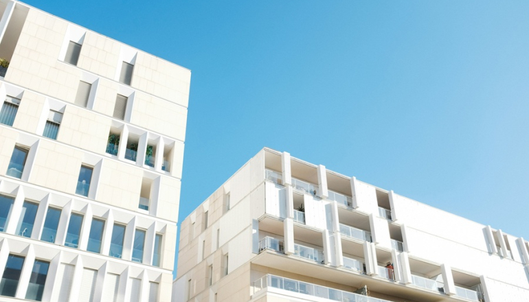 białe budynki mieszkalne na tle nieba